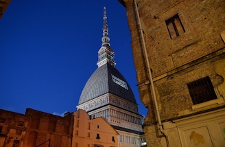 Attentati Parigi, il cordoglio di Torino: bandiera francese sulla Mole Antonelliana
