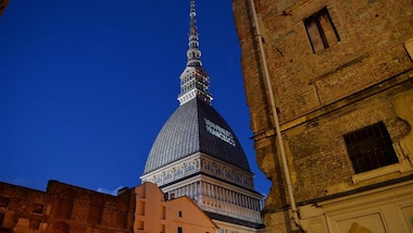 Attentati Parigi, il cordoglio di Torino: bandiera francese sulla Mole Antonelliana