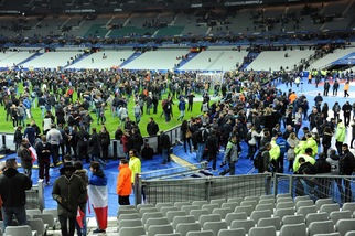 Parigi, un kamikaze aveva il biglietto per lo stadio