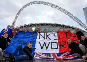 Inghilterra-Francia, i tifosi sventolano il tricolore e ringraziano il mondo