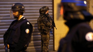 Parigi, blitz anti terrorismo: donna kamikaze si fa esplodere