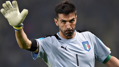 Juventus e Uefa, auguri a Buffon per i 20 anni di A