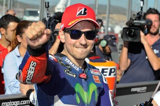 Lorenzo contro i media italiani rei di stare con Valentino: stia sereno e pensi al biscottone