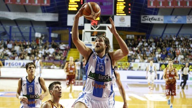 Jasaitis punisce Torino, Cantù ringrazia Hodge