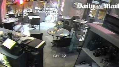 Parigi, il mitra si inceppa. Si chiama Barbara Serpentini la ragazza miracolata