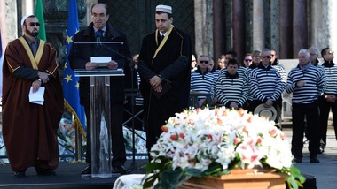 Folla a Venezia per l'addio a Valeria Solesin