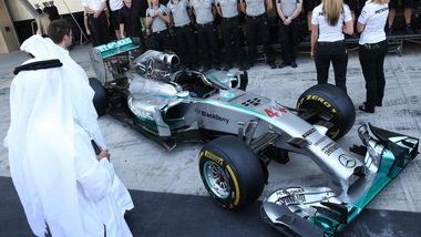 F1, Gp Abu Dhabi: prime libere a Hamilton, Vettel 5°
