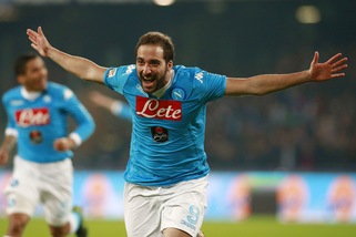 Serie A, Napoli-Inter 2-1: Higuain porta gli azzurri in vetta alla classifica