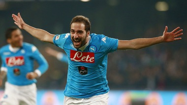 Serie A, Napoli-Inter 2-1: Higuain porta gli azzurri in vetta alla classifica