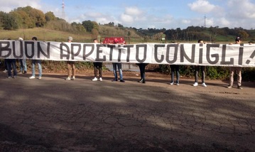Roma contestata, carote ai giocatori: «Buon appetito conigli!»