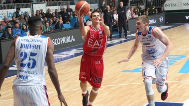 Milano arriva corta, l'Olympiacos e Hackett sorridono