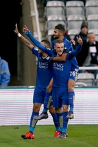 Premier League, Mahrez trascina il Leicester al primo posto: 3-0 allo Swansea