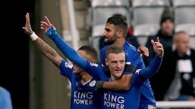 Premier League, Mahrez trascina il Leicester al primo posto: 3-0 allo Swansea