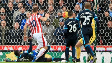 Premier League, il City fermato da Arnautovic