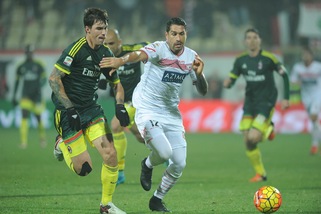 Carpi-Milan, Borriello ha freddo: in campo con la calzamaglia