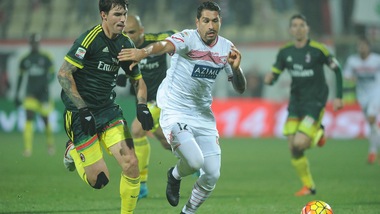 Carpi-Milan, Borriello ha freddo: in campo con la calzamaglia