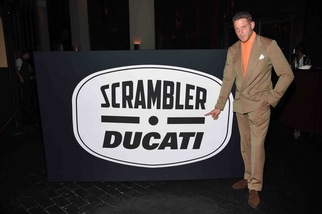 Lapo collabora con Ducati: Scrambler personalizzata e occhiali da sole