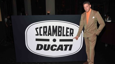 Lapo collabora con Ducati: Scrambler personalizzata e occhiali da sole