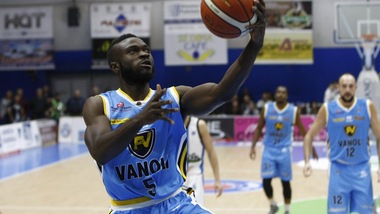 Jerrells, idea Cantù, Adegboye un mese a Caserta