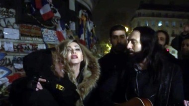 Madonna, omaggio a sorpresa alle vittime di Parigi