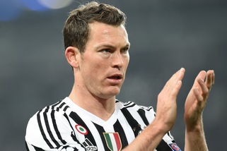Serie A Juventus, asta benefica: Lichtsteiner compra maglia Messi