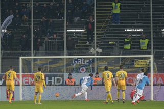 Serie A Frosinone, sputi all'assistente: dura nota del club