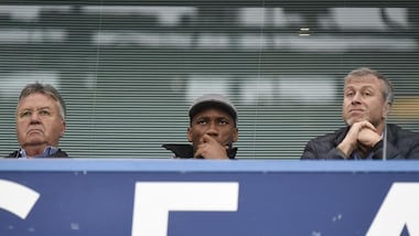 Chelsea, Hiddink in tribuna con Drogba e Abramovich