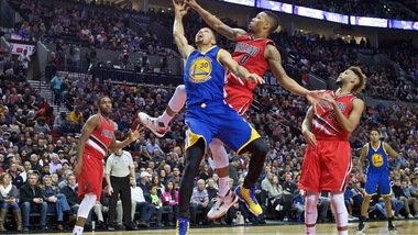 Curry sbanca Sacramento, Warriors sul 35-2