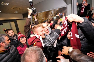 Torino, che entusiasmo all'aeroporto di Caselle per l'arrivo di Immobile