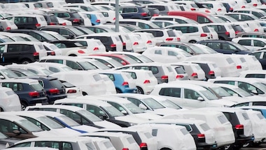 Mercato auto, a novembre si vola, +23,5%