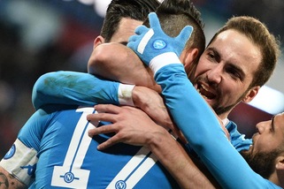 Serie A, diretta Napoli-Sassuolo 3-1: Falcinelli su rigore, Callejon e doppietta di Higuain