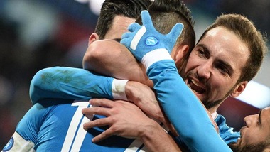 Serie A, diretta Napoli-Sassuolo 3-1: Falcinelli su rigore, Callejon e doppietta di Higuain