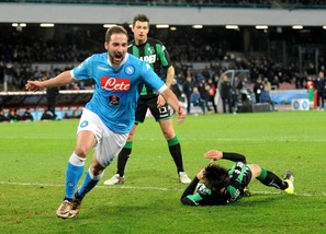 Serie A, Napoli-Sassuolo 3-1: Higuain-Callejon show