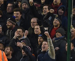 Premier League, i giocatori del Manchester United seguono il match in curva