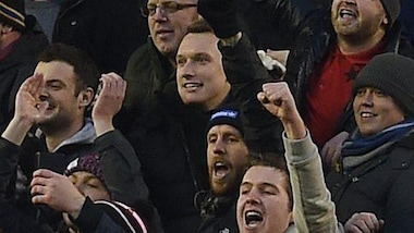 Premier League, i giocatori del Manchester United seguono il match in curva