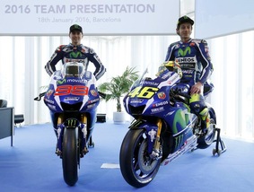 MotoGp, Yamaha: Valentino Rossi e Jorge Lorenzo, stretta di mano sul palco