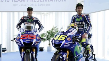 MotoGp, Yamaha: Valentino Rossi e Jorge Lorenzo, stretta di mano sul palco