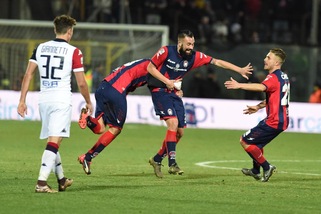 Serie B, Crotone-Cagliari 3-1: rossoblù in testa, che festa allo Scida