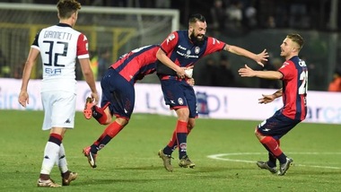 Serie B, Crotone-Cagliari 3-1: rossoblù in testa, che festa allo Scida