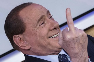 Milan, Berlusconi fa il dito medio