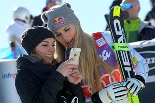 Sci, Lindsey Vonn: selfie con i fan dopo la vittoria a Cortina