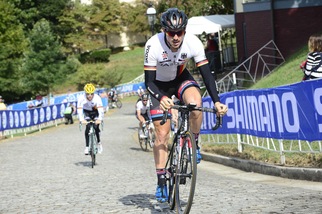 Ciclismo, 6 corridori investiti da un auto