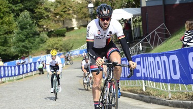 Ciclismo, 6 corridori investiti da un auto