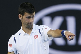 Tennis, Australian Open: Djokovic vola ai quarti ma che fatica