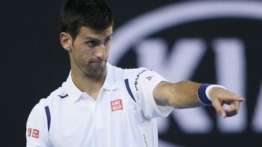 Tennis, Australian Open: Djokovic vola ai quarti ma che fatica