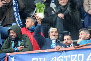 Napoli, i tifosi al Ferraris: salutano Mancini con il finocchio