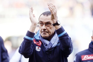 Sarri a Marassi con la sciarpa della riappacificazione con Mancini