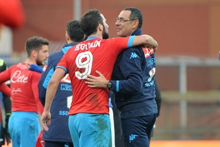 Napoli, Sarri: «Higuain? Non lo cambio nemmeno con Lewandowski»