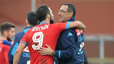 Napoli, Sarri: «Higuain? Non lo cambio nemmeno con Lewandowski»