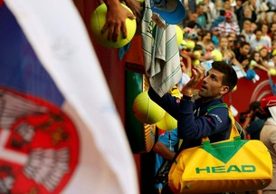 Australian Open, quanti fan per Djokovic: dopo il pass firma gli autografi